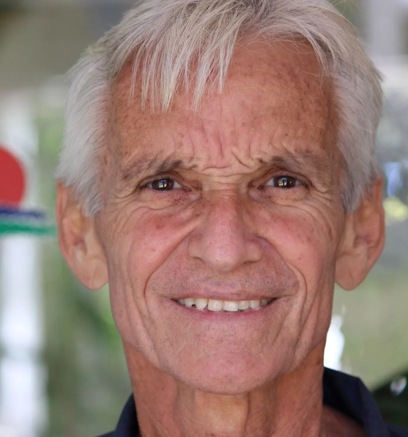 Senhor sorrindo, tranquilo com seu benefício garantido